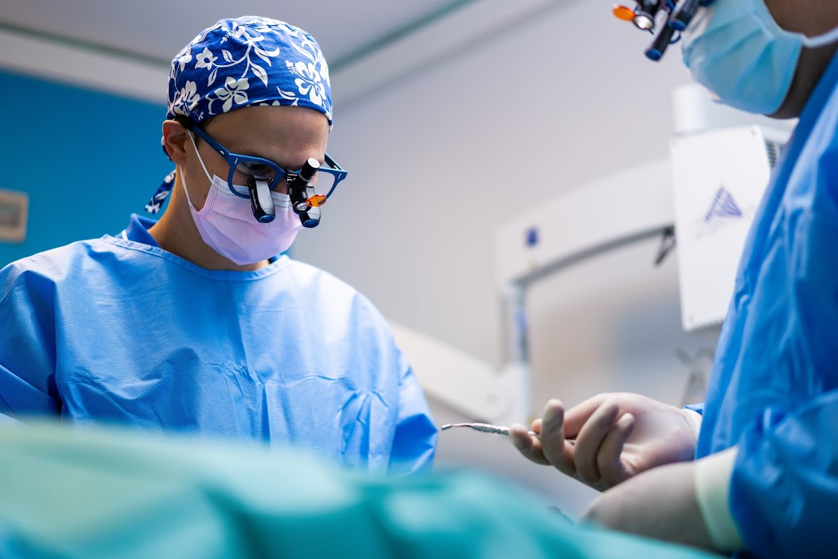 Dr. Pariente en chirurgie implantaire avec loupes binoculaires