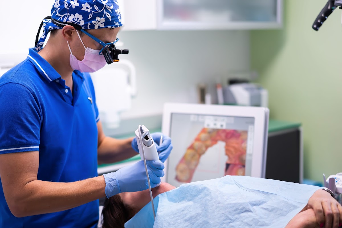 Dr. Pariente utilisant un scanner intra-oral numérique